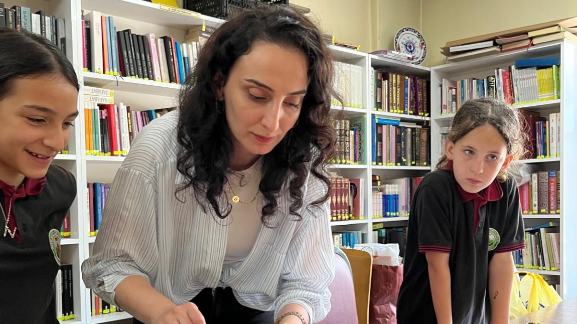 SINIF ÖĞRENCİLERİMİZLE RENKLERİN BÜYÜSÜ: EBRU SANATI ETKİNLİĞİ GERÇEKLEŞTİRİLDİ